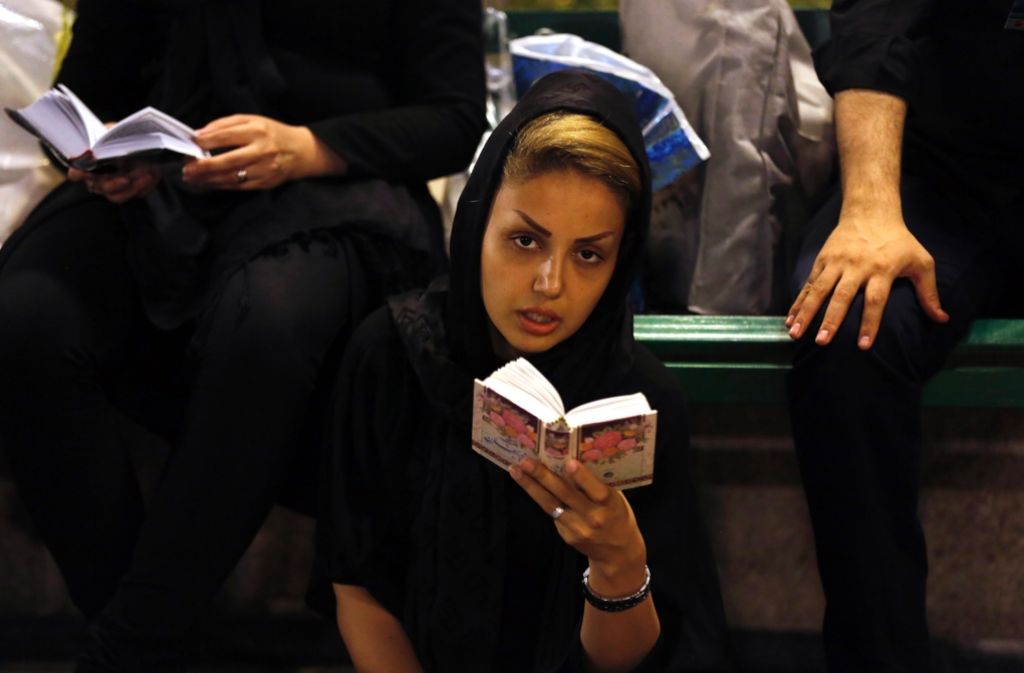Weniger farbenfroh begeht eine Frau in Teheran die Nacht der Bestimmung.