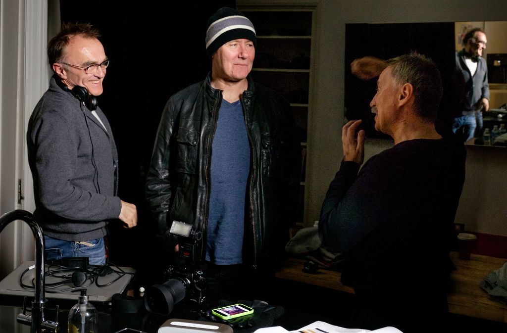 Der Regisseur Danny Boyle (li.), der Autor der Romanvorlage Irvine Welsh (Mitte) und der Schauspieler Robert Carlyle im Gespräch am Set