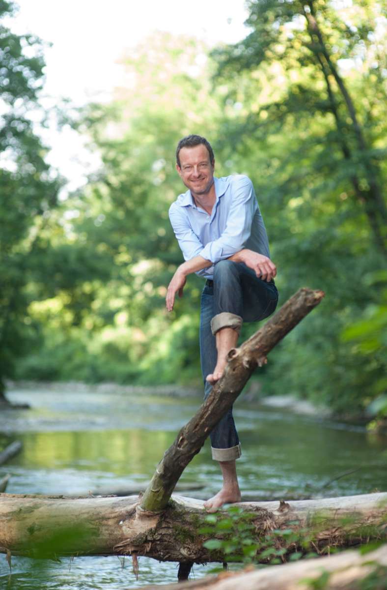 Carsten Stark arbeitet als Fußspezialist in München. Drei Bücher hat er bereits im Südwest Verlag veröffentlicht: über die Füße, die Ferse und das dritte über den Hallux.