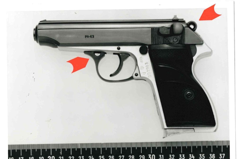 Mit solch einer Waffe, einer ungarischen Pistole vom Typ FEG Makarov, Kaliber neun Millimeter, wurde Tony Verhaar am 18. Oktober 1992 erschossen. Auffällig sind die Durchbohrungen. Gefunden wurde die Tatwaffe dennoch nicht.