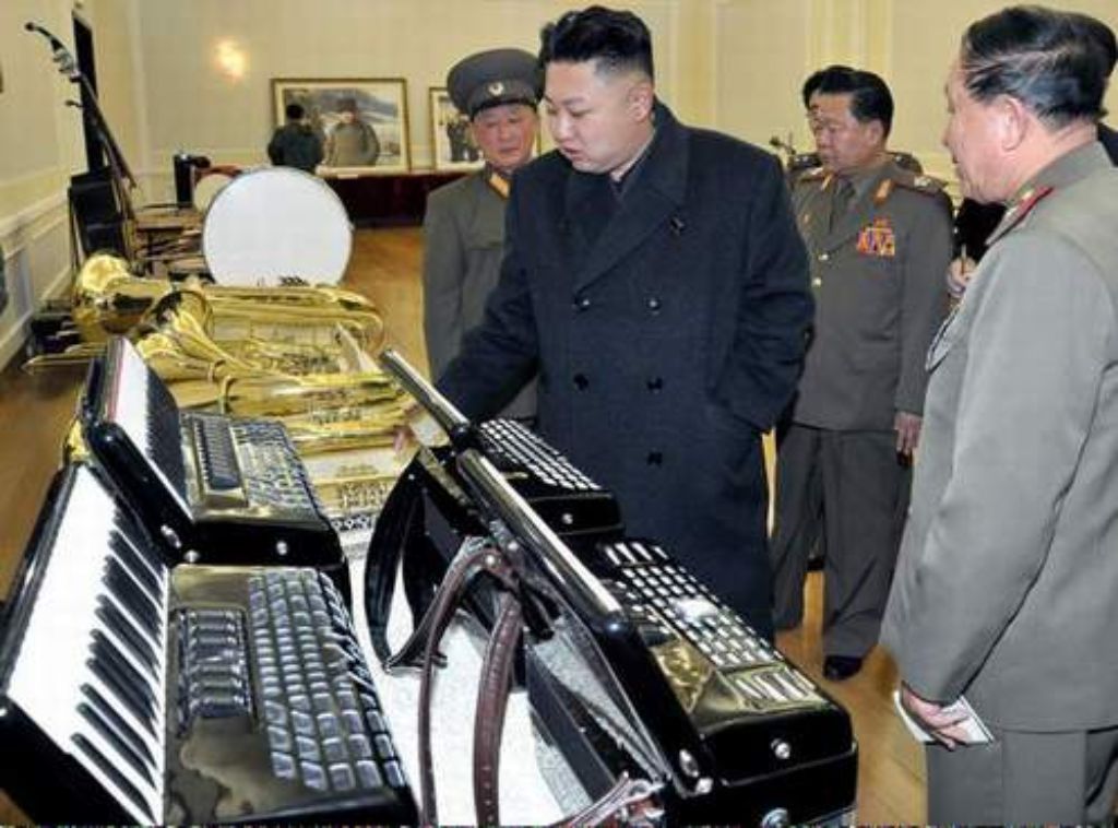 Kims Sohn Kim Jong Un hat dafür einen Bilderblog spendiert bekommen: Kim Jong Un looking at things. Mal betrachtet er eine Akkordeon, ...