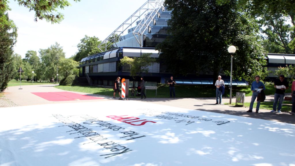 Stuttgart 21: Parkschützer rollen Plakat aus