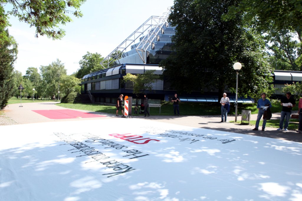 Vor dem Stuttgarter Planetarium haben die so genannten Parkschützer am Freitagvormittag ein riesiges Banner entrollt. Foto: Beytekin