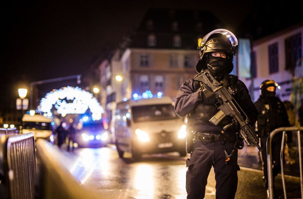 Einsatzkräfte der Polizei sichern einen Eingang zur Altstadt und damit zum Weihnachtsmarkt.