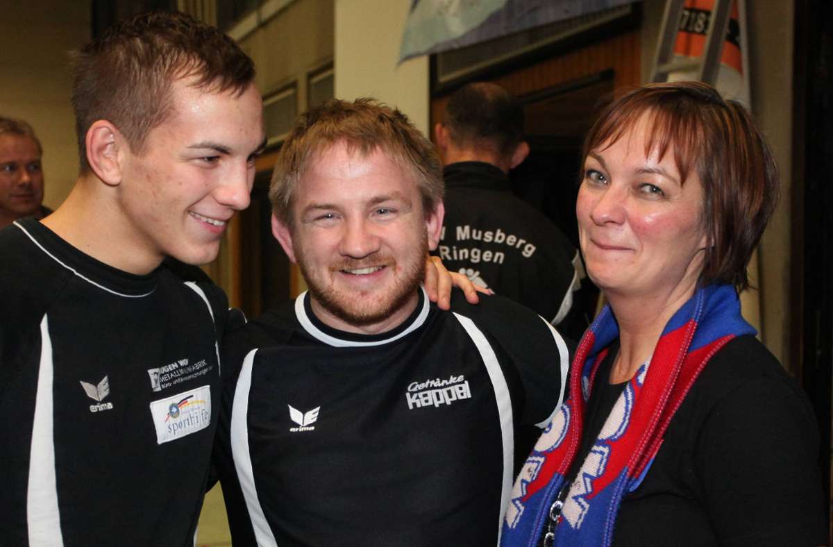 Der 20 Jahre junge Frank Stäbler (li.) 2009 mit seinem Trainer Markus Scheibner und seiner Mutter Michaela.