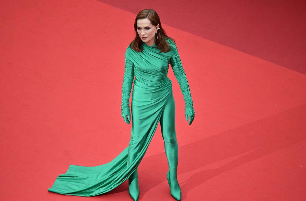 Kleid oder Anzug? Auch Schauspielerin Isabelle Huppert erscheint komplett in Grün.
