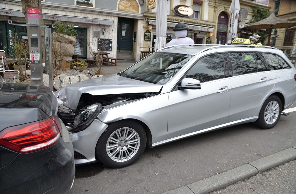 Die Taxifahrer, die beide in ihren Autos gesessen hatten, wurden ebenso leicht verletzt wie die Unfallverursacherin.