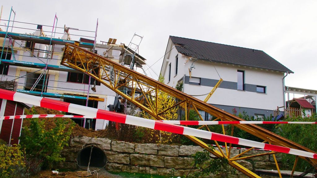 Obersulm: Kran stürzt auf Häuser – 100 000 Euro Schaden