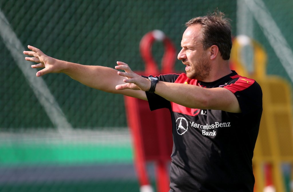 Im Trainingslager des VfB Stuttgart in St. Gallen gibt Trainer Alexander Zorniger nicht nur taktische Anweisungen.