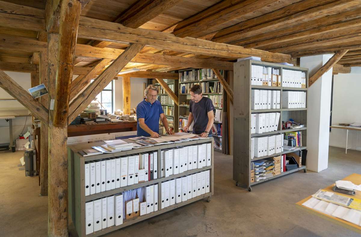 Auch gearbeitet wird in den Räumen der Mühle: Inhaber und Architekt Hansulrich Benz (links) hat hier sein Büro, zwei Künstler haben Ateliers und auch eine Praxis für Ergotherapie gibt es.