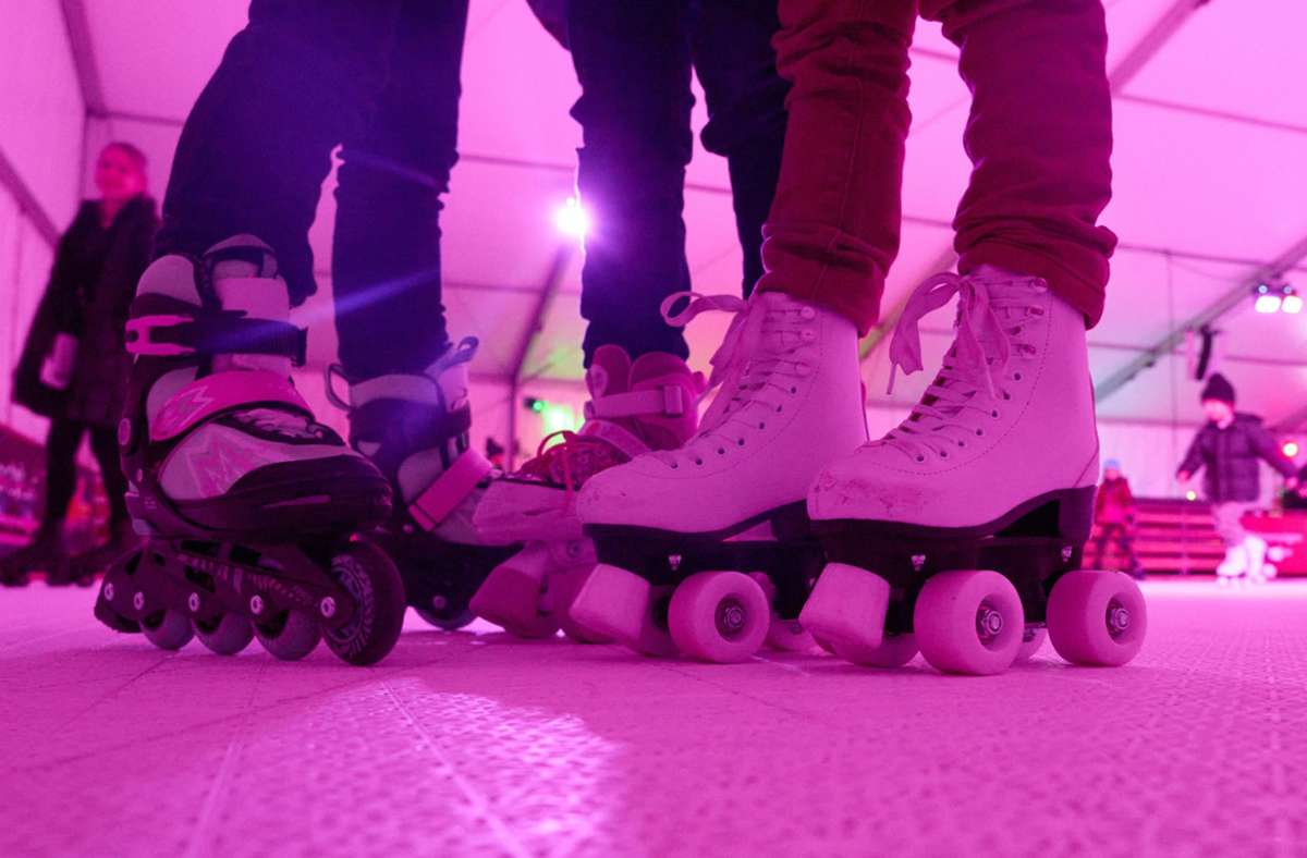 Rollschuhe und Inliner können sind jetzt auch in der Eishalle willkommen. Foto: dpa/Thomas Frey