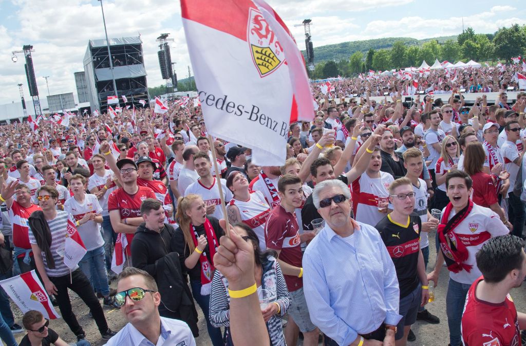 Alle in Weiß-Rot: Die VfB-Fans bekennen auf dem Wasen Farbe. Foto: Lichtgut - Oliver Willikonsky