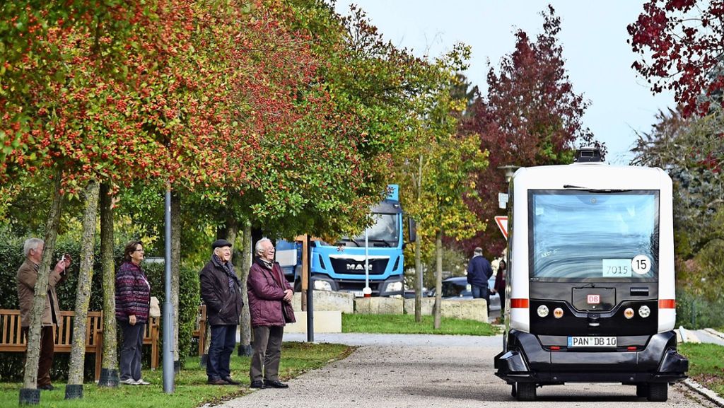 Nahverkehr in Leonberg: Ein selbst fahrender Bus am Engelberg
