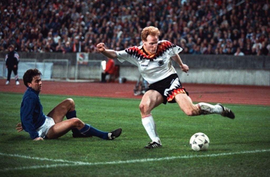 Bei dem Freundschaftsspiel am 23.03.1994 gewinnt die deutsche Nationalmannschaft gegen die Italiener mit 2:1. Hier kratzt Matthias Sammer den Ball von der Linie.