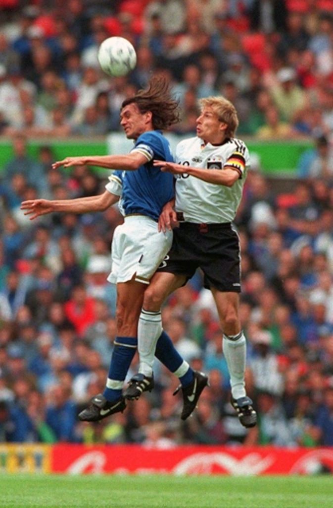 Italiens Abwehrriese Paolo Maldini im Kopfballduell gegen die deutsche Stürmerlegende Jürgen Klinsmann. Während sich die Italiener in der Vorrunde vom Turner verabschiedeten, gewann die deutsche Mannschaft den Pokal.