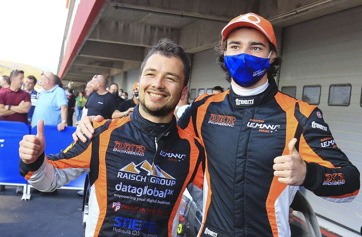 Laurents Hörr (li.) und sein Teamkollege Mathieu de Barbuat nach dem Sieg beim Vier-Stunden-Rennen von Portimao und dem gewinn des Titels in der European Le-Mans-Series.