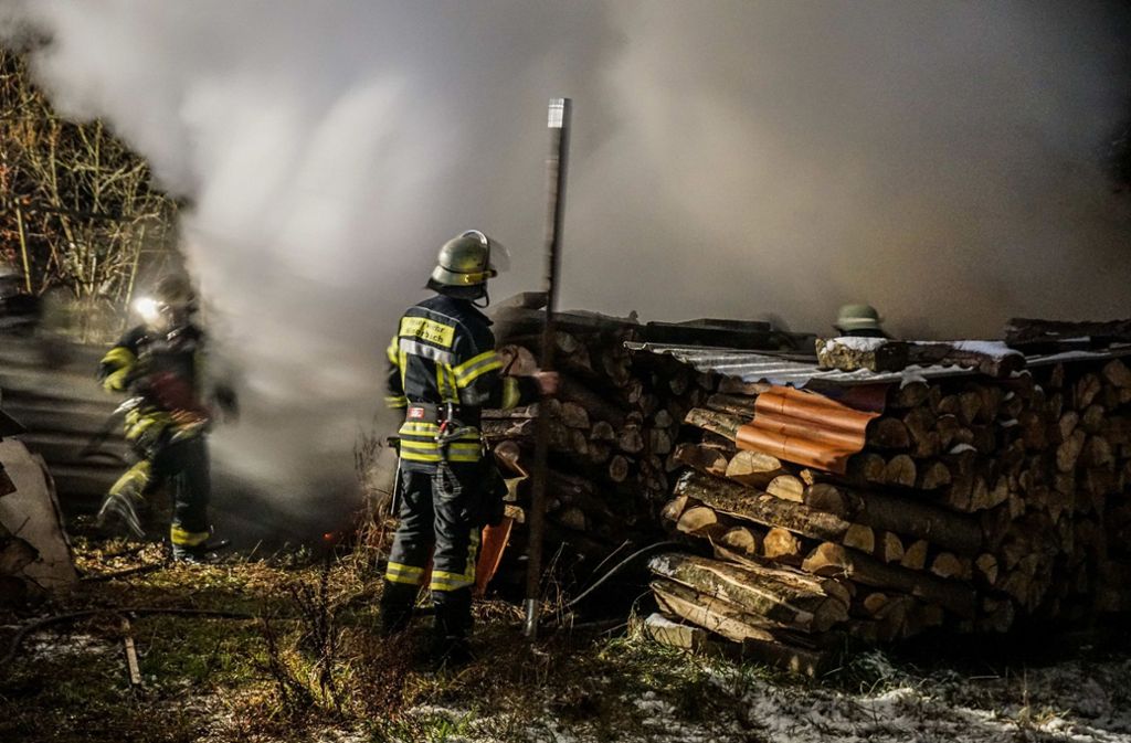 In Winterbach auf einem Flurstück brannten Holzstapel.