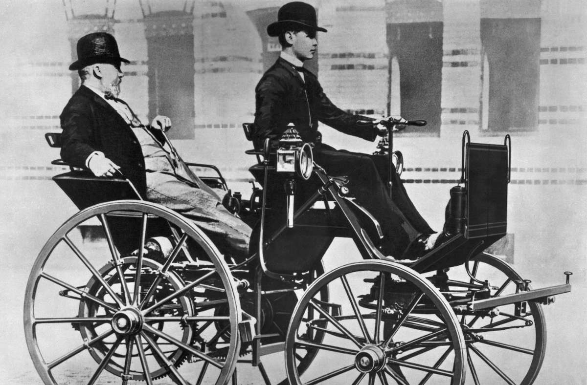1890 kommt es zur Gründung der Daimler-Motorengesellschaft in Cannstatt. Das Bild zeigt Gottlieb Daimler als Passagier – mit seinem Sohn Adolf am Steuer. Gottlieb Daimler stirbt im März 1900.