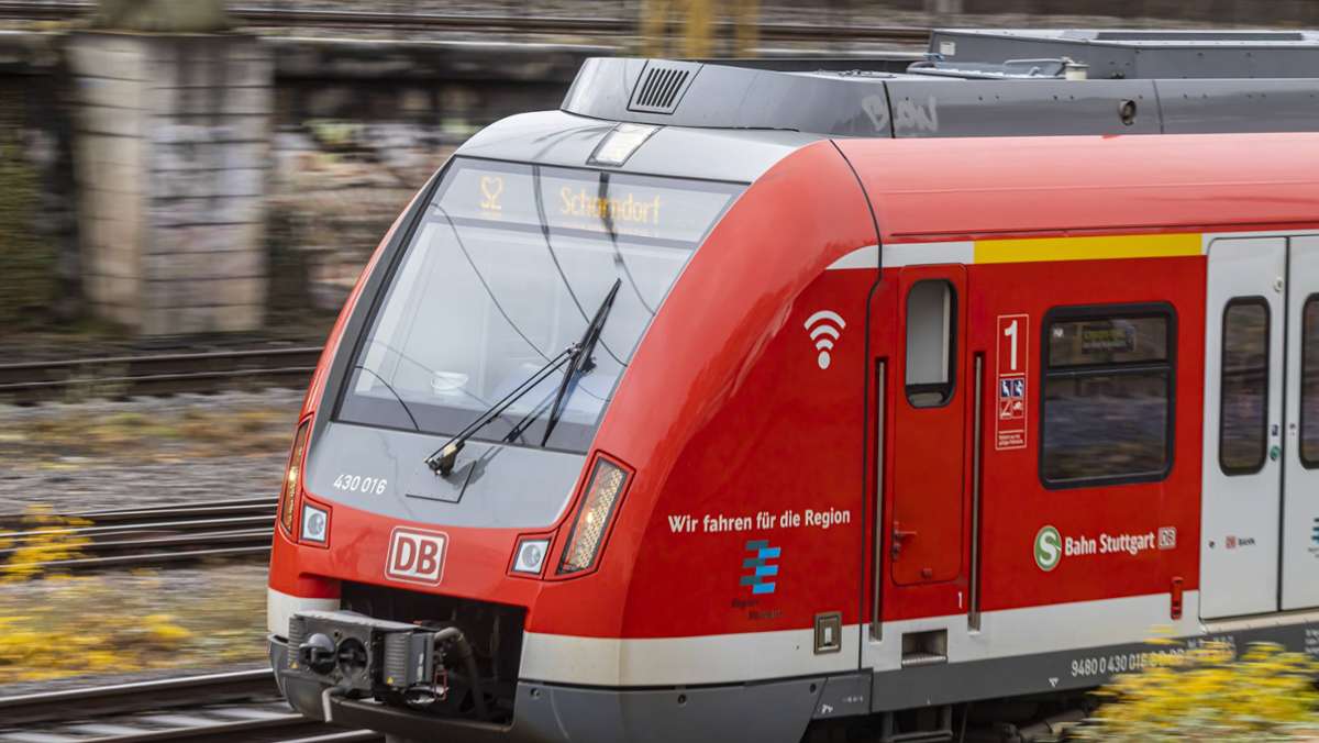S-Bahn-Line 2 in Schorndorf: Männer schlagen auf Reisende ein