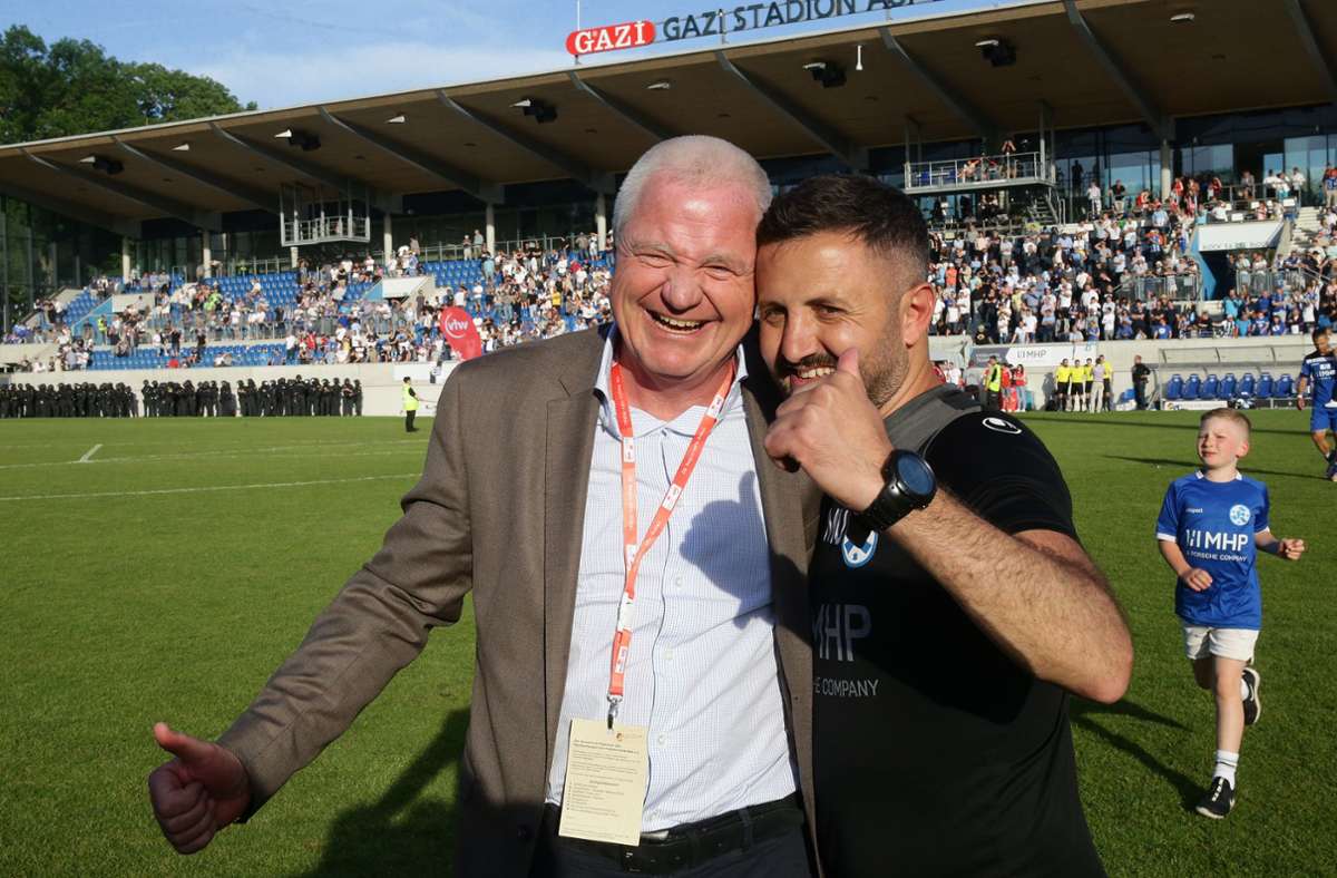 Präsident Rainer Lorz (li., neben Trainer Mustafa Ünal) hatte endlich mal wieder Grund, etwas zu feiern.