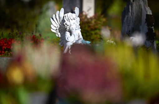 Ein Engel als Symbol: Die Erinnerung an Verstorbene wird auf Friedhöfen unterschiedlich gepflegt. Foto: Gottfried Stoppel