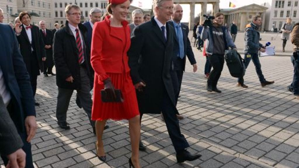 Mathilde und Philippe von Belgien: Die Königin leuchtet in knalligem Rot