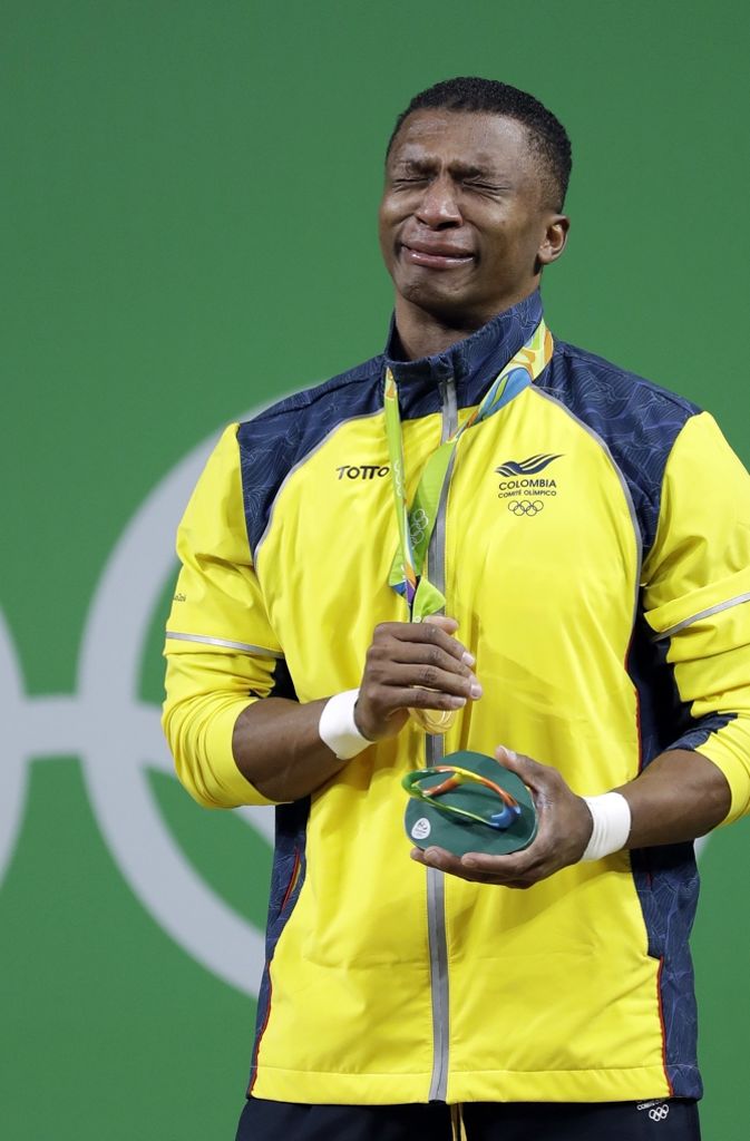 Von den Emotionen überwältigt: Oscar Albeiro Figueroa Mosquera aus Kolumbien weinte herzerweichend, als er die Goldmedaille im Gewichtheben bis 62 Kilogramm erhielt.