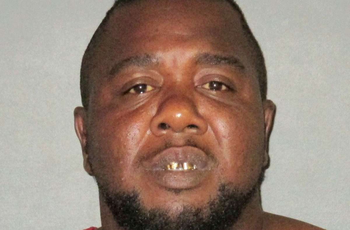 Baton Rouge/Louisiana, 5. Juli 2016: Alton Sterling (37) widersetzt sich seiner Festnahme und wird aus nächster Nähe erschossen, weil die beiden Beamten denken, er würde nach seiner Waffe greifen. Was Sterling jedoch nicht tut.