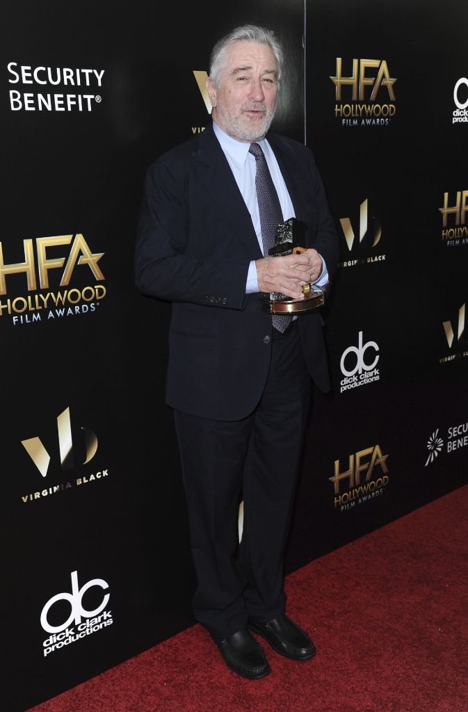 Robert De Niro hält stolz seinen „Hollywood Comedy Award“ in den Händen.