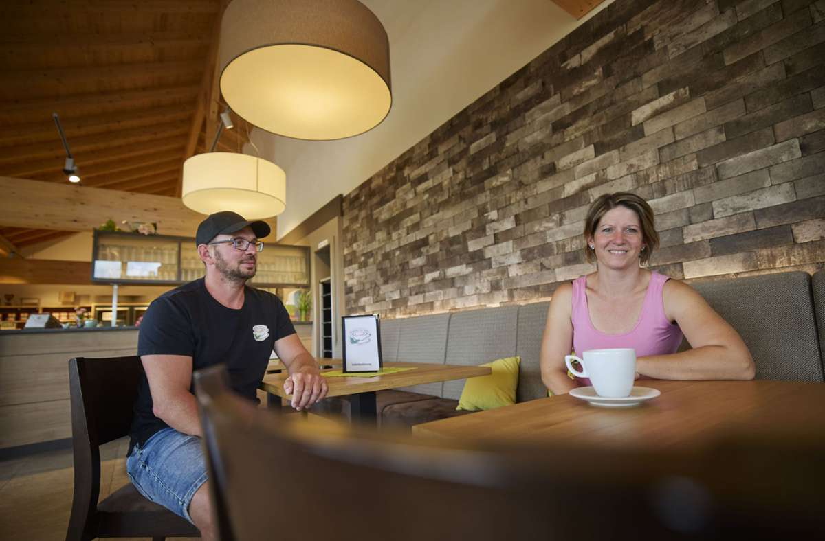 Denis und Stefanie Schwaderer haben das Café im Jahr 2021 eröffnet – die ganze Familie hilft mit, damit der Laden läuft.