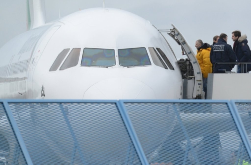 Abgelehnte Asylbewerber steigen in ein Flugzeug. (Archivfoto) Foto: dpa