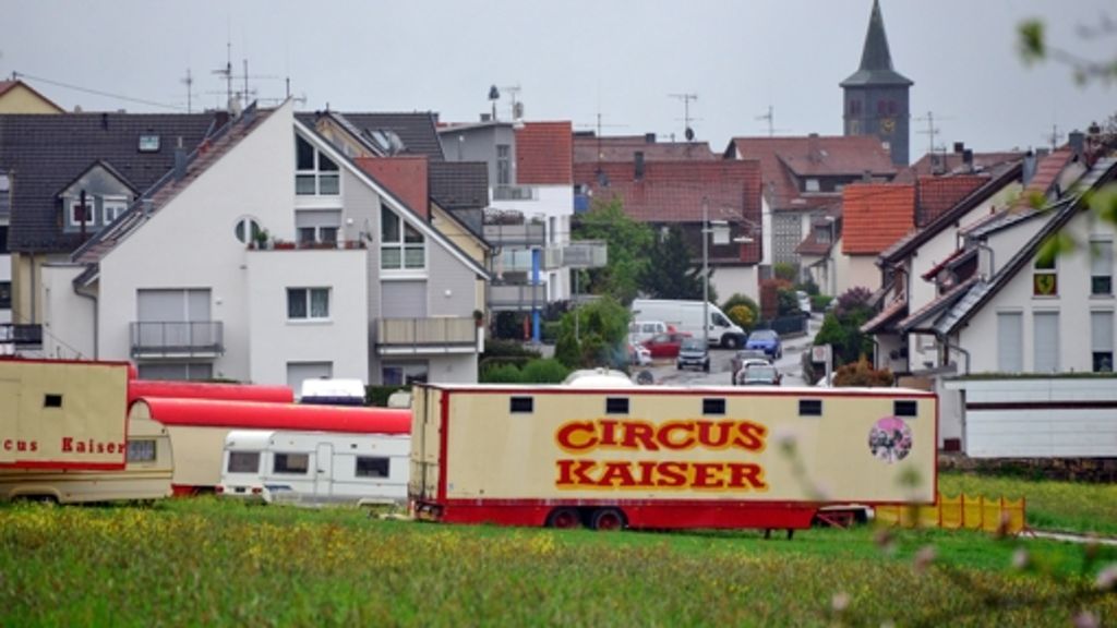  Der Zirkus Kaiser hat seine Zelte illegal am Ortsrand von Harthausen aufgeschlagen. Das Unternehmen hält trotz einer Räumungsverfügung an seinem Spielplan fest. 