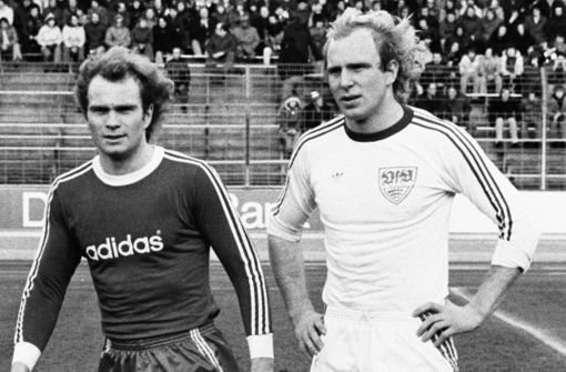 Da war die Brust des VfB Stuttgart noch blank: Im Januar 1976 kickte Uli Hoeneß (links) für Bayern München mit Adidas-Schriftzug, bei Bruder Dieter und dem VfB gabs noch nichts zu lesen. Das folgte dann ... Foto: Pressefoto Baumann