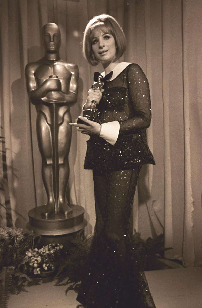 „Funny Girl“: Mit diesem Auftritt bei der Oscar-Verleihung des Jahres 1969 hatte Barbra Streisand sicher die Lacher auf ihrer Seite. Provokant war das durchsichtige Ensemble mit Bubikragen vielleicht – aber schön? Eher nicht.