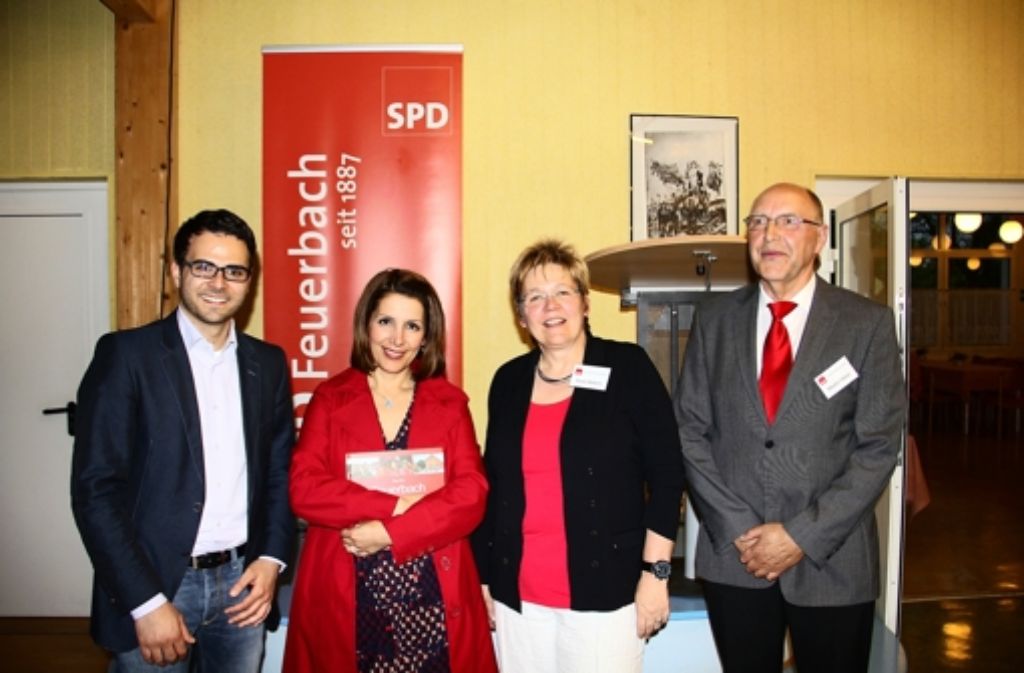 Suse Kletzin (2.v.r.) und Martin Härer (r.) hatten  zum Mai-Empfang SPD-Bundestagskandidat Nicolas Schäfstoß (l.) und Integrationsministerin Bilkay Öney eingelade Foto: Friedel