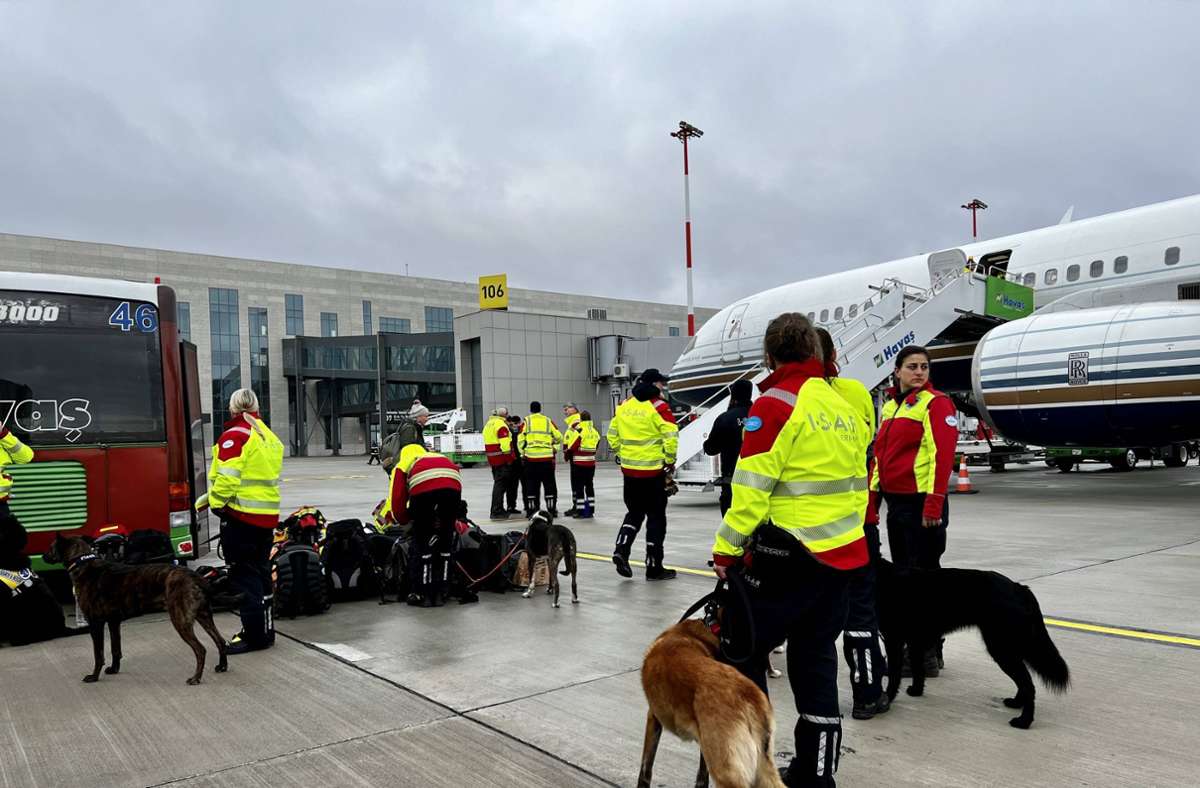 Auf dem Weg von Köln nach Gaziantep: Ein Team von I.S.A.R. Germany mit sieben Rettungshunden.