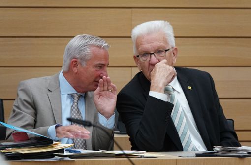 Ministerpräsident Kretschmann hält an seinem Innenminister fest. Foto: dpa/Christian Johner