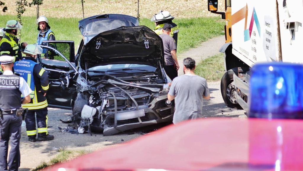 Unfall im Kreis Ludwigsburg: Hoher Schaden nach Kollision zwischen BMW und Müllauto