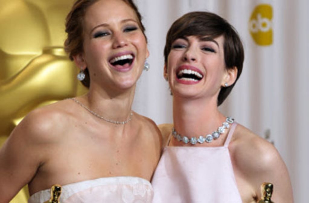 Zwei strahlende Gewinnerinnen des Abends: Jennifer Lawrence und Anne Hathaway mit ihren Oscars.