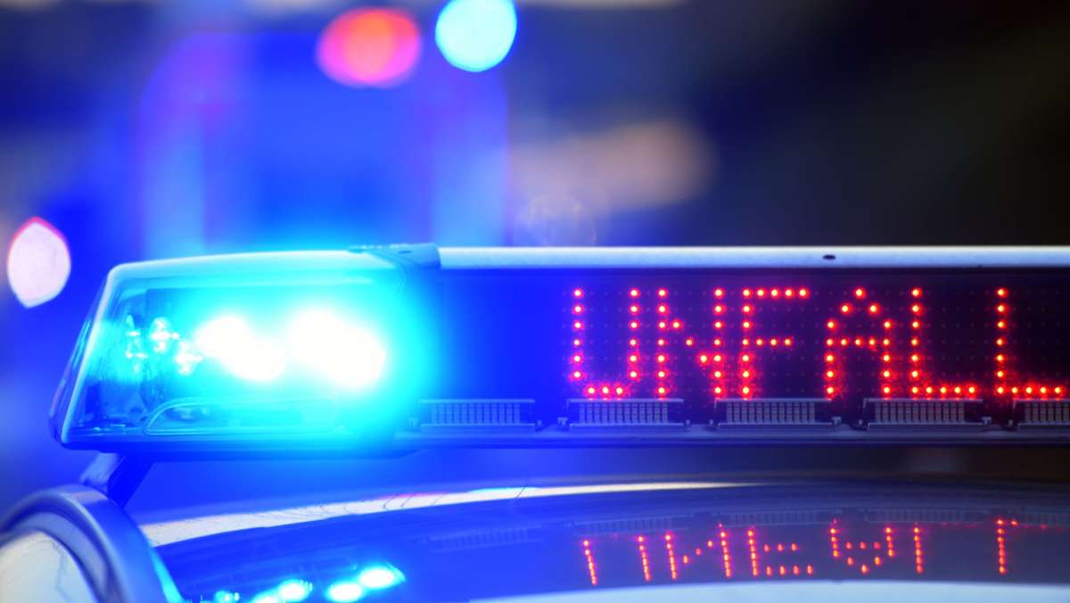  Ein 43-Jähriger ist am Mittwoch in Uhingen unterwegs, als er die Kontrolle über sein Fahrzeug verliert, über eine Böschung fährt und schließlich in einem Bach landet. Die Polizei sucht Zeugen. 