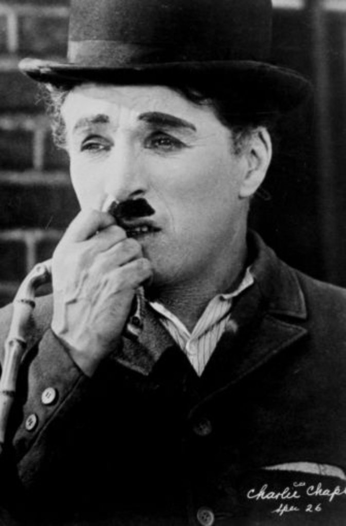 Zu Zeiten von Charlie Chaplin galt es als nicht salonfähig, Linkshänder zu sein. Deshalb wurde der Komiker mit großer Wahrscheinlichkeit umgeschult. Die legendäre Szene, in der Chaplin als "Der große Diktator" mit dem Globus tanzt, offenbart aber seine wahre Natur: Chaplin balanciert die Weltkugel auf dem Zeigefinger der linken Hand - für einen Rechtshänder fast unmöglich.
