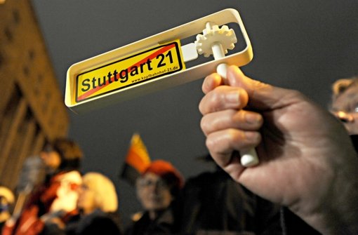 Am dritten Jahrestag des umstrittenen Polizeieinsatzes gegen Stuttgart-21-Gegner sind Tausende bei der Montagsdemo in Stuttgart mitmarschiert. Die Geschichte des Protests zeigen wir in der Fotostrecke. Foto: dpa