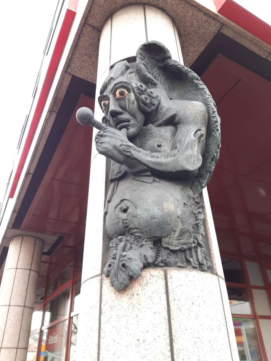 Diese seltsame Kreatur hat unseren Autor als Kind fertiggemacht, wenn er an der Ampel vor der Säule an der Ecke Marien- und Paulinenstraße halten mussten.