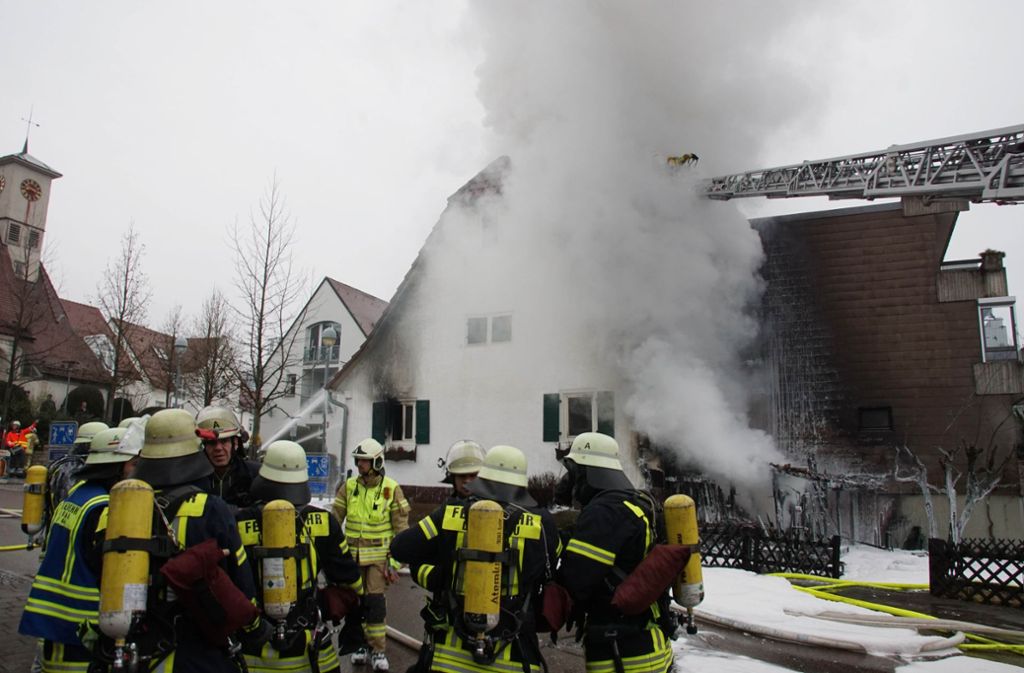 Bei einem Feuer in einem Wohnhaus in Altbach (Kreis Esslingen) sind drei Menschen schwer verletzt worden.