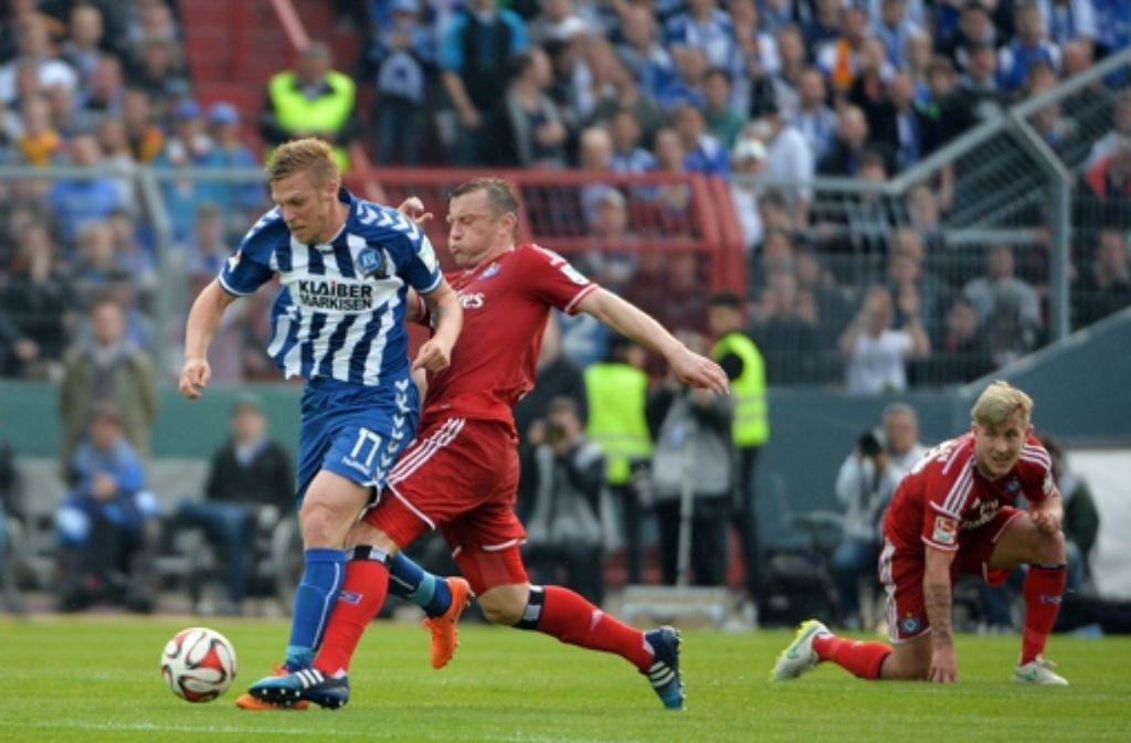 Der Hamburger SV bleibt nach dem Spiel beim Karlsruher SC in der Bundesliga.