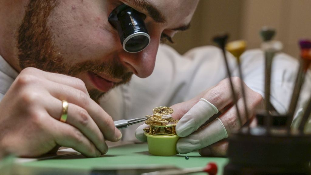  Mario Teising gehört zur Elite der Uhrmacher. In seiner Werkstatt restauriert er Uhren, die teilweise seit 300 Jahren die Uhrzeit anzeigen. Doch werden Menschen auch nach Corona Luxus schätzen? Über Dinge und ihren Wert. 