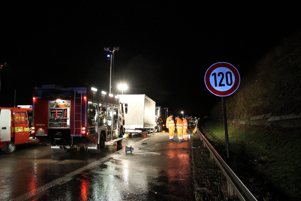 Bei einem schweren Lkw-Unfall auf der A8 bei Aichelberg wird ein Mann schwer verletzt.