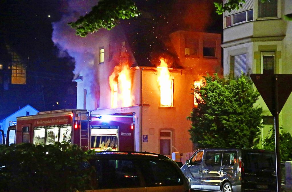 Der erste Stock des Gebäudes stand in Flammen.