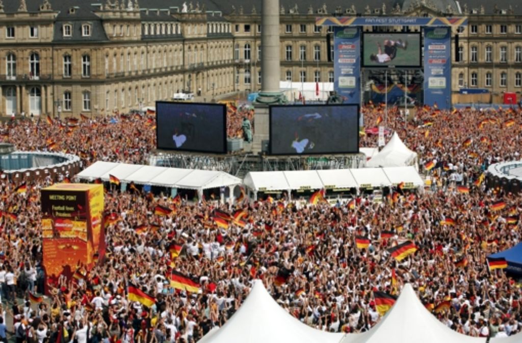 Bei der WM 2006 verfolgten regelmäßig bis zu 50.000 Menschen die Spiele beim Public Viewing auf dem Stuttgarter Schlossplatz. Nicht nur deshalb bleibt das Sommermärchen in der Landeshauptstadt in Erinnerung. Weitere WM-Momente zeigen wir in der Fotostrecke.