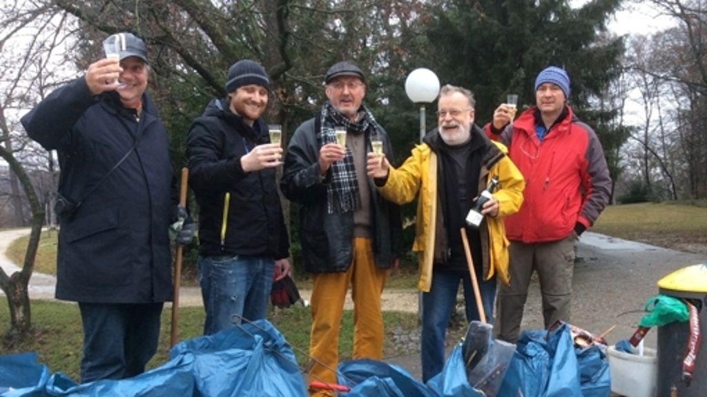  Fünf Mitglieder des Ortsvereins der Grünen haben sich am 2. Januar mit Besen und Eimern im Kurpark nützlich gemacht. Nach nur einer Stunde waren acht Säcke mit liegengelassenen Überresten der Silvesternacht gefüllt. 